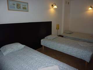 Проживание в семье Dandelion B&B Варшава Четырехместный номер с общей ванной комнатой-1